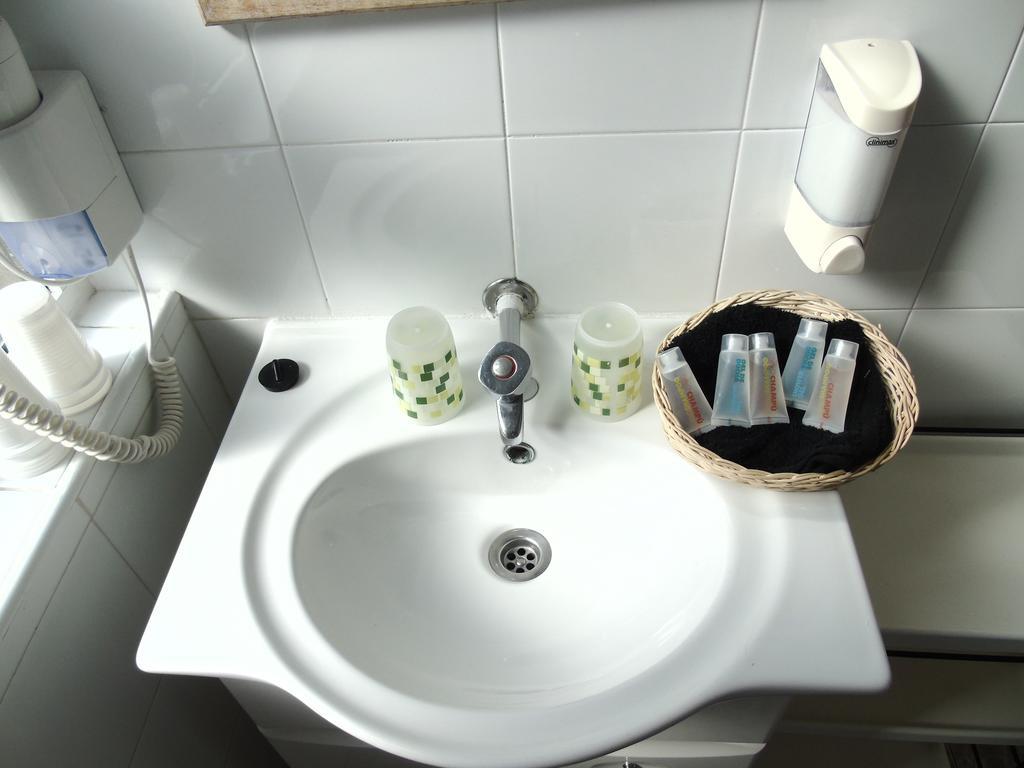 Hostal Aribau Барселона Екстериор снимка