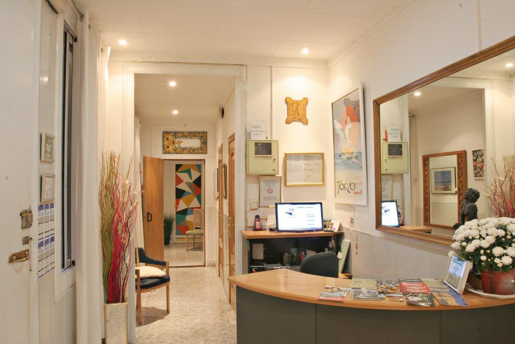 Hostal Aribau Барселона Стая снимка