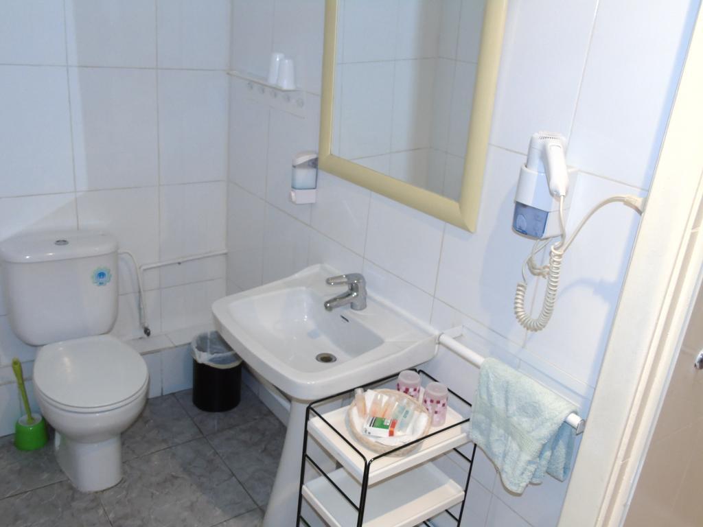 Hostal Aribau Барселона Екстериор снимка