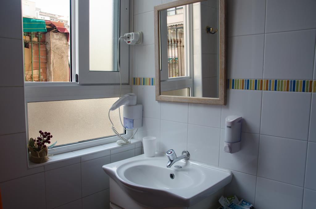 Hostal Aribau Барселона Стая снимка