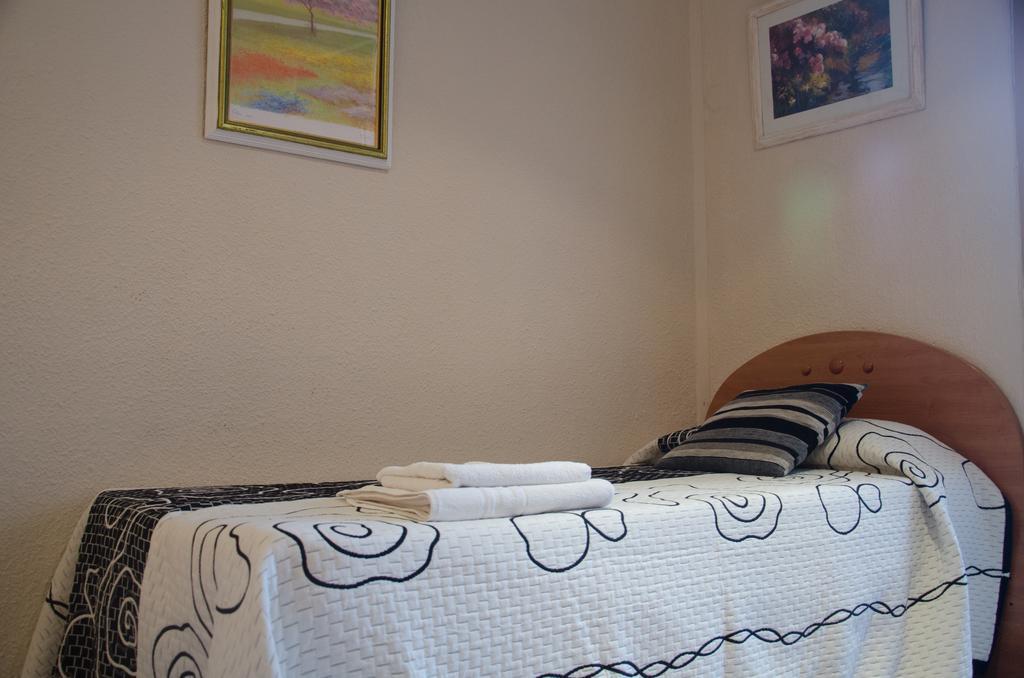 Hostal Aribau Барселона Стая снимка