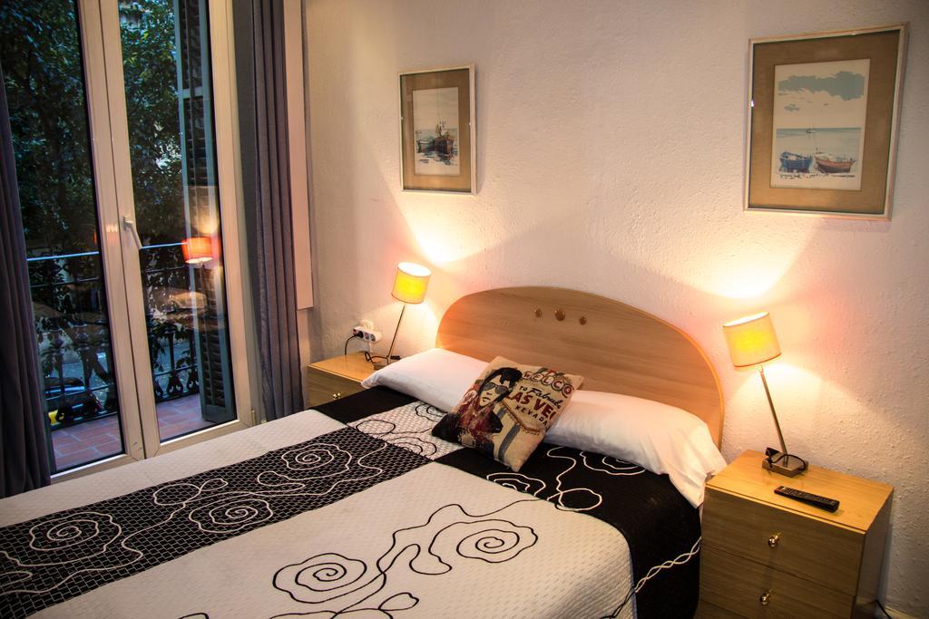 Hostal Aribau Барселона Екстериор снимка