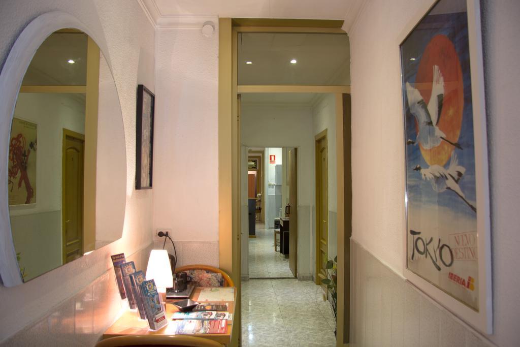 Hostal Aribau Барселона Екстериор снимка