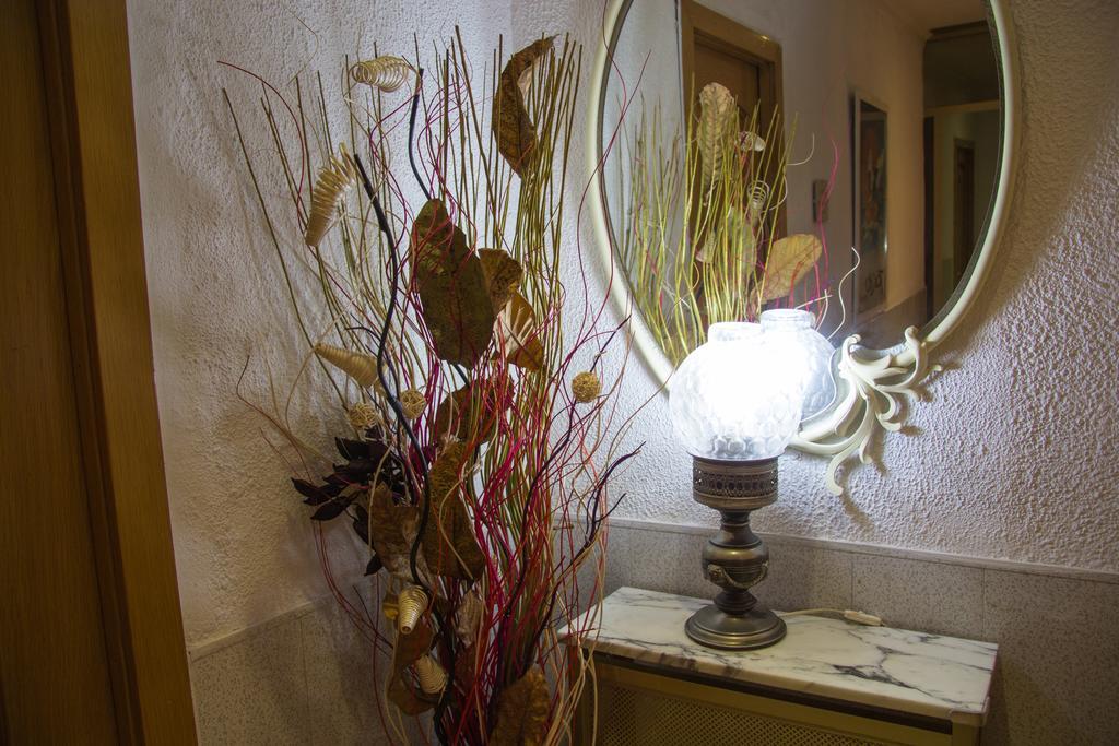 Hostal Aribau Барселона Екстериор снимка