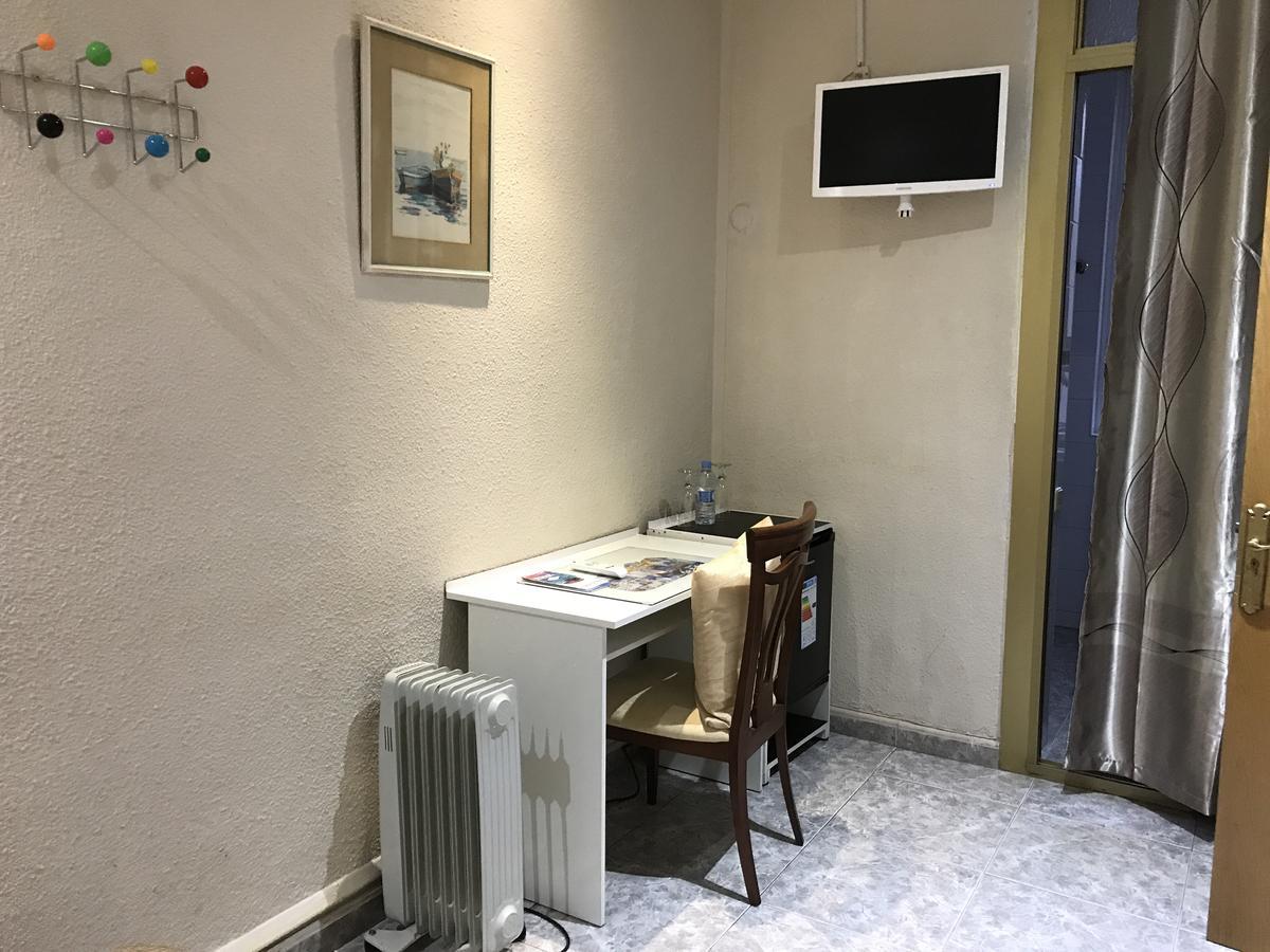 Hostal Aribau Барселона Екстериор снимка