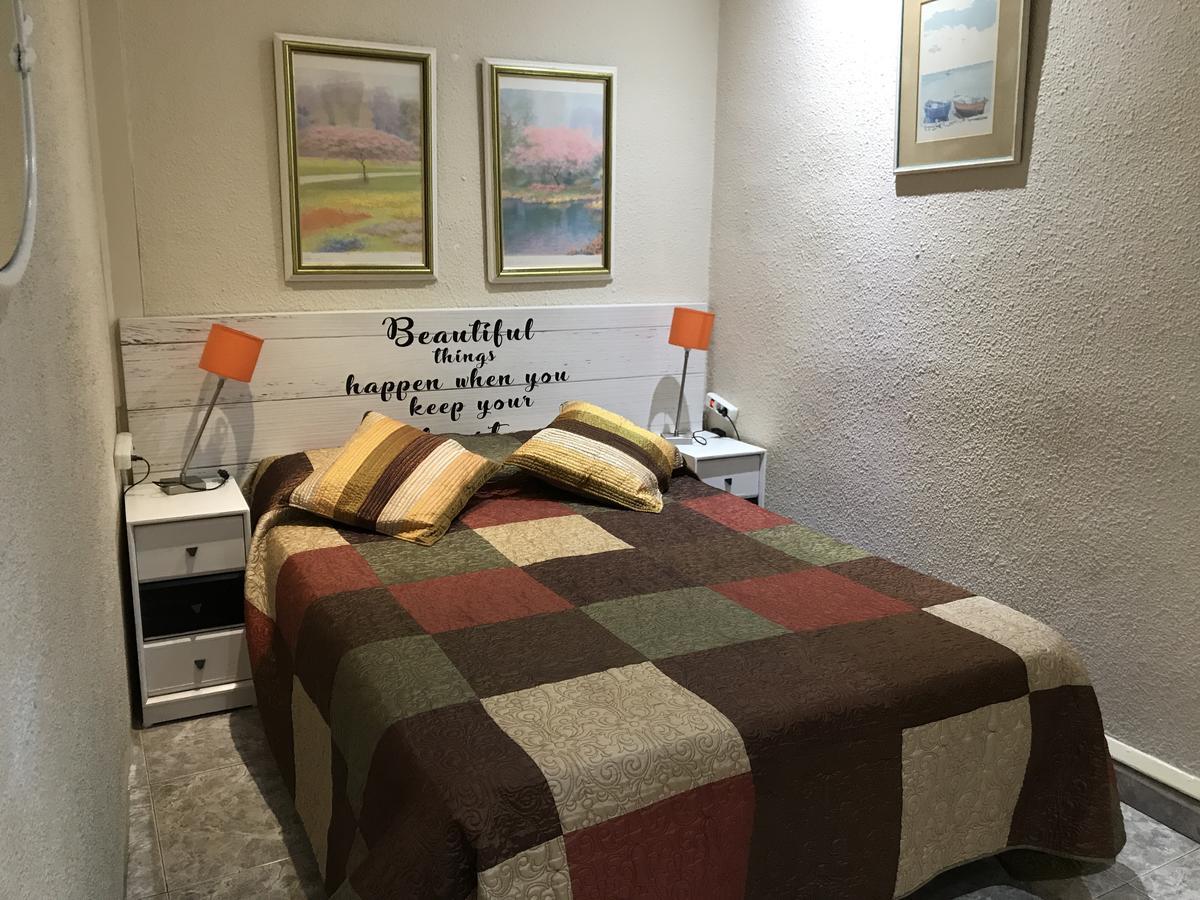 Hostal Aribau Барселона Екстериор снимка