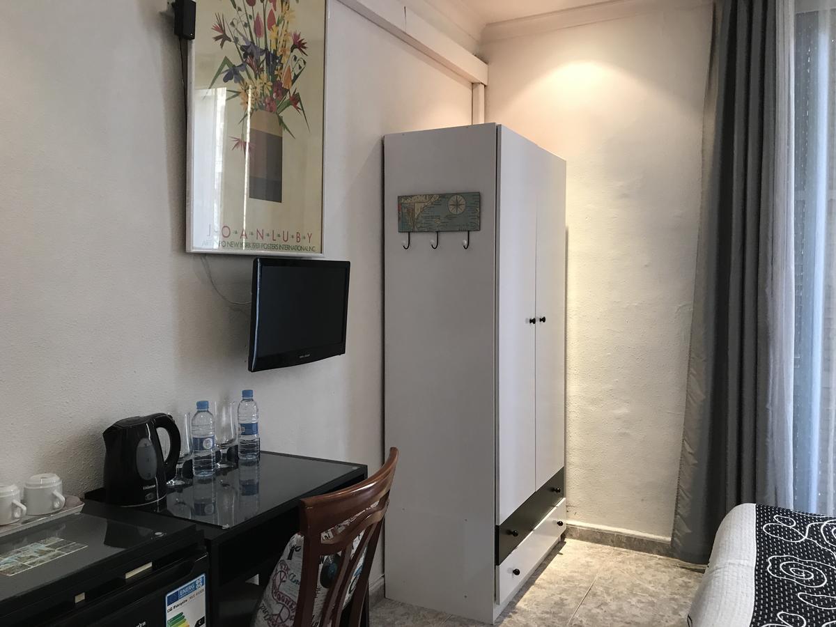 Hostal Aribau Барселона Екстериор снимка