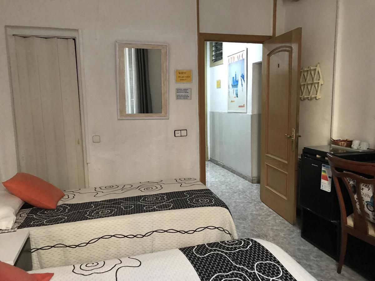 Hostal Aribau Барселона Екстериор снимка