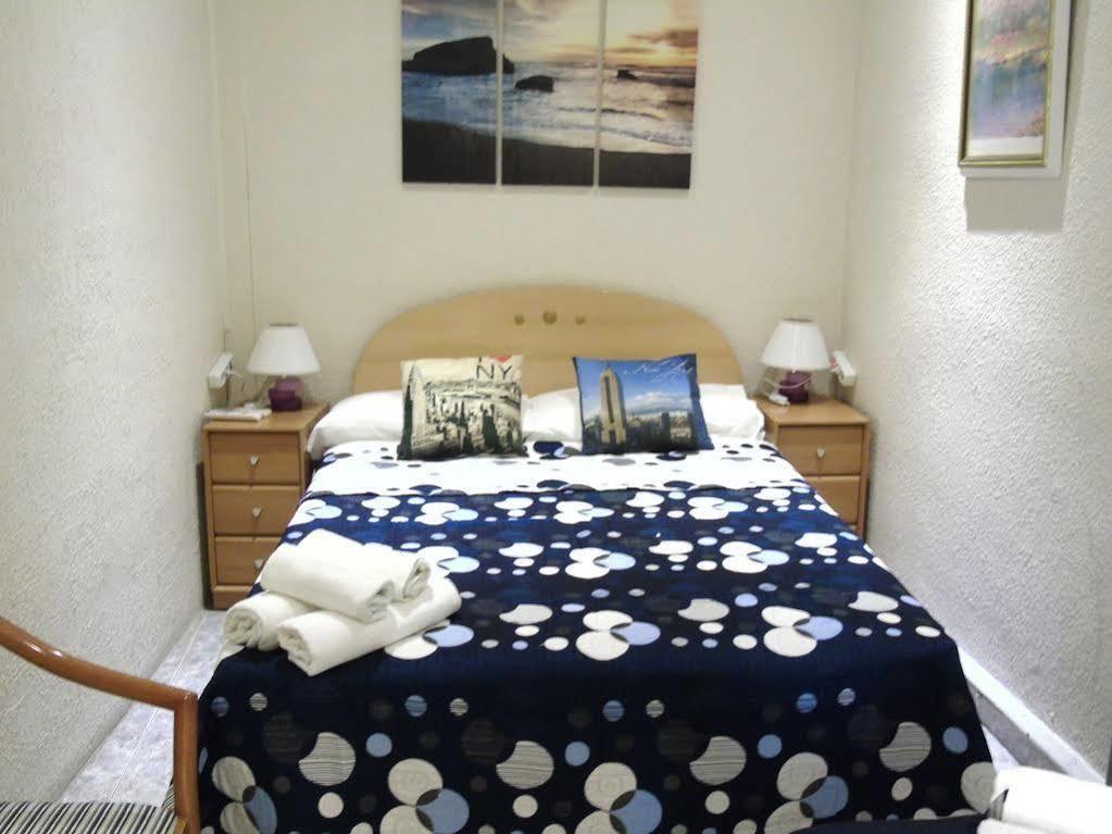Hostal Aribau Барселона Екстериор снимка