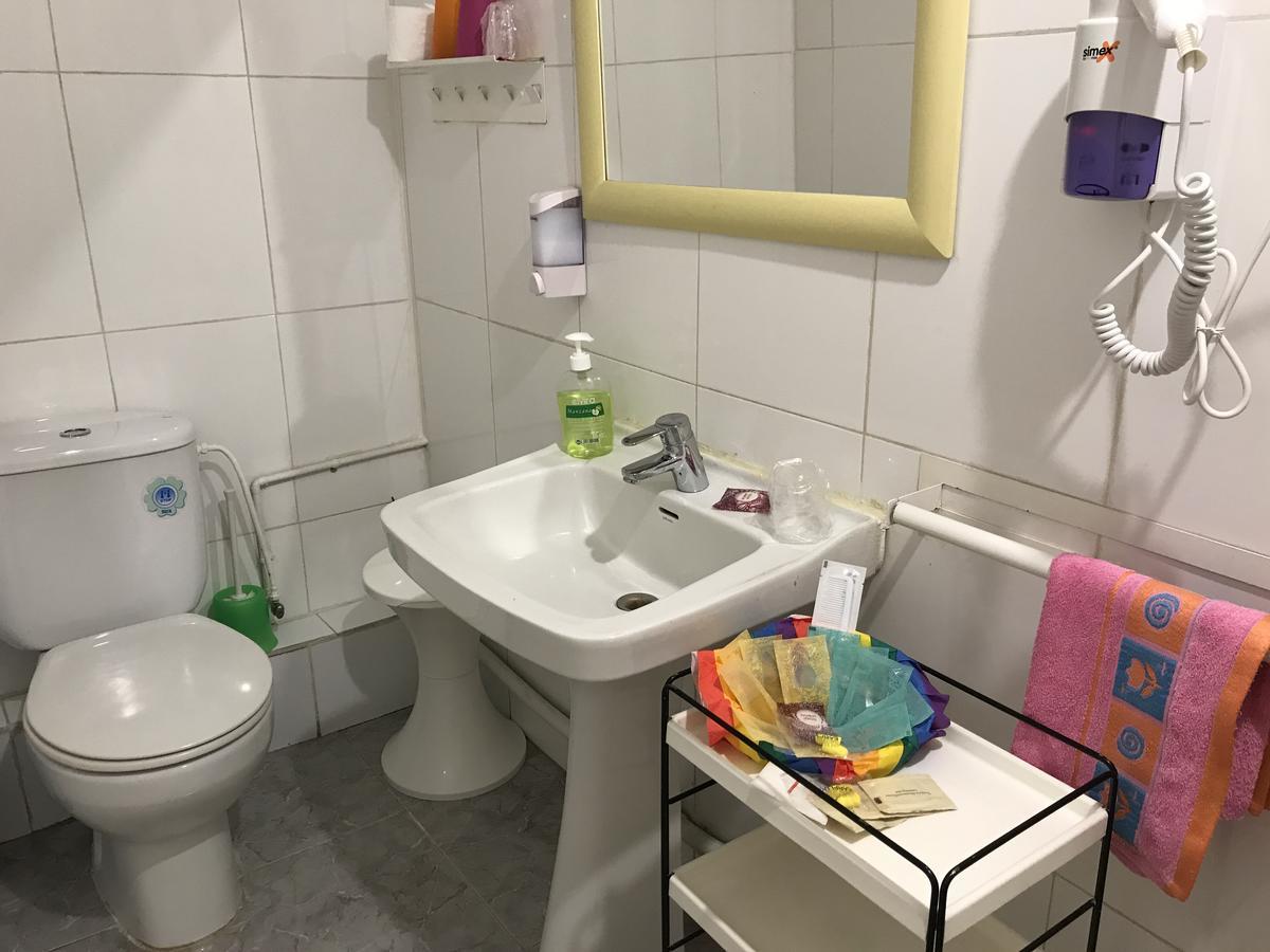 Hostal Aribau Барселона Екстериор снимка