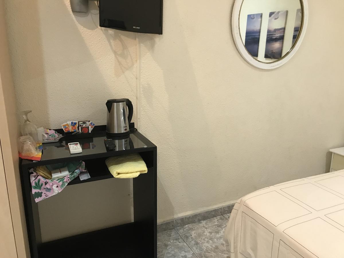 Hostal Aribau Барселона Екстериор снимка